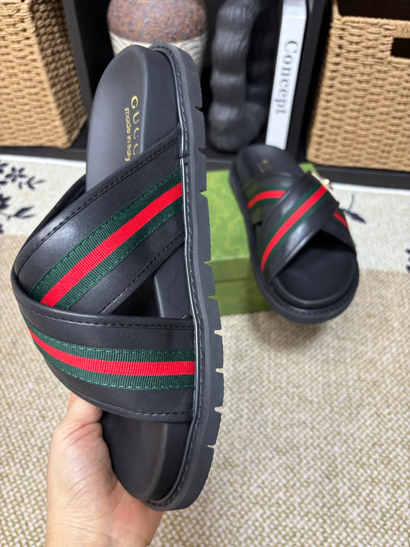 Factory 💰 300 yuan Gucci slippers] high-end men's shoes brand official website 1:1 latest masterpiece: original mold customization, the fabric is made of imported original materials, upgraded outsole, lighter and non-slip. The market's top quality, simple yet tasteful, a must-have for fashionistas, fashionable at your feet, full of confidence, the same style at the counter 👍The season of summer slippers is here. Code: 38-45 (45 customized)